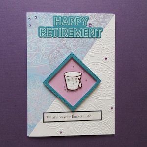 Ruhestand Karte handgemacht, "Happy Retirement, What's on your Bucket List!"  Paisleydruck mit gerahmtem Eimer.