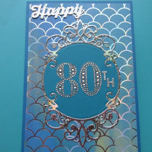 Buon compleanno 80°!, Splendido biglietto fatto a mano da 5 X 7", "Buon 80°". Pezzo unico. Argento con vari blu, verdi ecc...