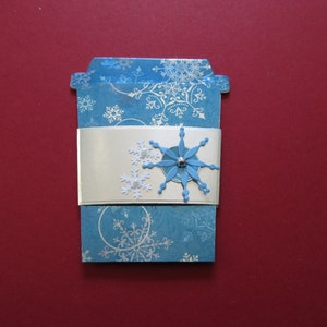 Carta regalo di Natale, a forma di tazza da viaggio, bellissimo modello di fiocco di neve di alluminio, carta regalo divertente, caffè / tè / cacao (unico nel suo genere)