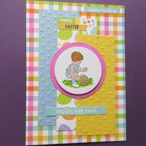 Tarjeta de Pascua, para los más pequeños, colorida y divertida, Niño recogiendo huevos de Pascua, "caza feliz, Feliz Pascua, Caza de huevos de Pascua".  tan dulce