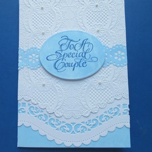 Elegante trouwkaart, 'To A Special Couple', wit kant met reliëf, met zachtblauwe accenten. (slechts één gemaakt) origineel