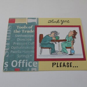 Tarjeta de agradecimiento para las enfermeras agotadas tomando 5, en la mesa tomando una taza de café, desmayado.  "Gracias, --POR FAVOR", Covid 19