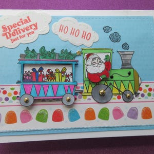Biglietto di Natale carino in 3D per i più piccoli. Babbo Natale sul treno con un carico di giocattoli. "Consegna speciale solo per te, HOHOHO". Biglietto unico nel suo genere