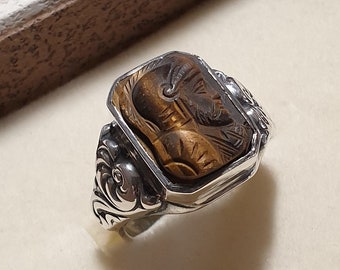 19,8 mm Nostalgischer Ring Silber mit Tigerauge geschnitzt Soldat Krieger Silberschmiede Kunst edel Vintage SR979