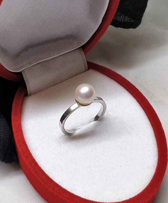 Moti Gemstone Benefits: इन 4 राशियों के लिए मोती पहनना है बहुत शुभ, जानिए  कब और कैसे धारण करें - Moti gemstone benefits it is very auspicious to wear  pearls for these