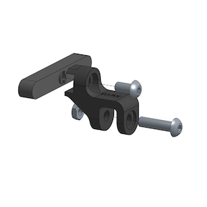 Puede incluir: Un soporte de metal negro con dos agujeros y una pequeña placa de metal unida a él. El soporte tiene la palabra "YARK" impresa en él. Hay dos tornillos plateados con cabezas redondas unidos al soporte.