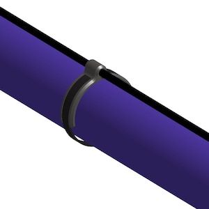 Puede incluir: Una brida de cable negra con forma redondeada, que asegura un cable morado.