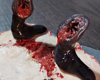 Sanguijuelas hambrientas devorando un trozo de piel, diorama gore, silicona de platino