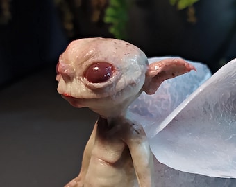 Pequeña Hada de 9 cm sobre base de corteza. Figura de silicona de platino