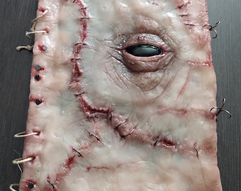 Libro Archivador, silicona de platino, estilo Necronomicón Lovecraft, Evil dead. simula piel humana, 20 x 14 cm, fx