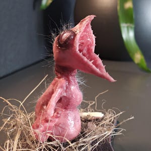 10 cm große Silikonskulptur eines dämonischen Huhns, realistische Höllenküken-Horrorfigur, gotisches Halloween-Kunstspielzeug