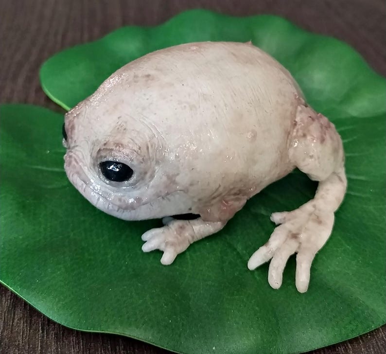 Fantasievolle Silikon-Froschskulptur mit Seerosenblatt, hyperrealistische Taschenmonster-Kunstpuppe, gotisches Kuriositäten-Geschenk Bild 2