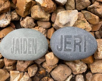 Piedras con nombre grabado: Piedras de jardín personalizadas con chorro de arena (juego de 2)