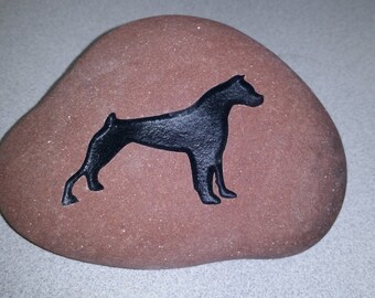 Piedra conmemorativa con silueta de mascota grabada a medida: perro o gato