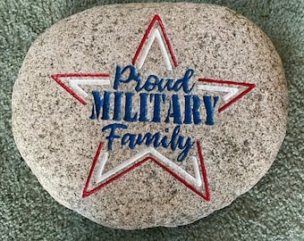 Piedra grabada personalizada: Decoración para una familia militar orgullosa