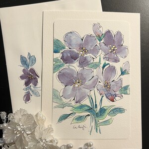 オリジナルの水彩画カード 2 と封筒 - アーティスト Lin Pacific によるスケッチ風の花、緑の葉のある花、額に入れて飾れるギフト