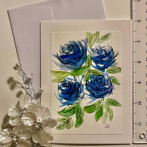 オリジナル水彩カード 27 と封筒 - アーティスト Lin Pacific による絵画、スケッチ風の青いバラ、緑の葉、額に入れて飾れるギフト
