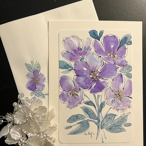 オリジナルの水彩画カードと封筒 - アーティストのリン・パシフィックによるスケッチ風の花、緑の葉のある花、額に入れて飾るギフト