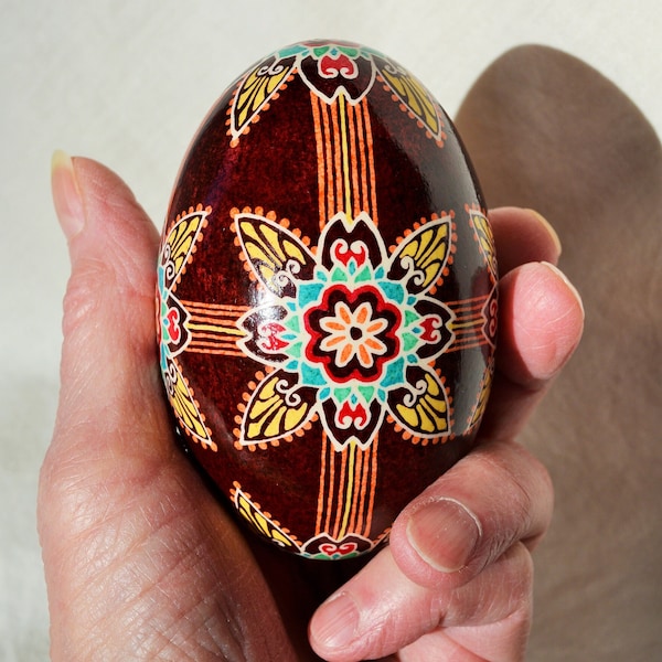 Huevo Pysanky ucraniano, diseño floral burdeos, decoración de Pascua