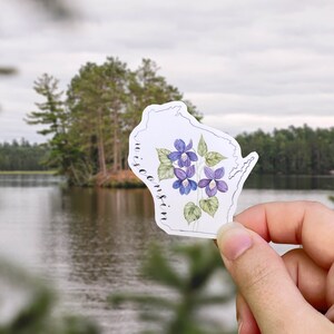 Naklejka wodoodporna z matowym winylem w kształcie drewna Wisconsin Wood Violet State, naklejka na butelkę z wodą, naklejka na laptopa, naklejka na kwiat stanowy