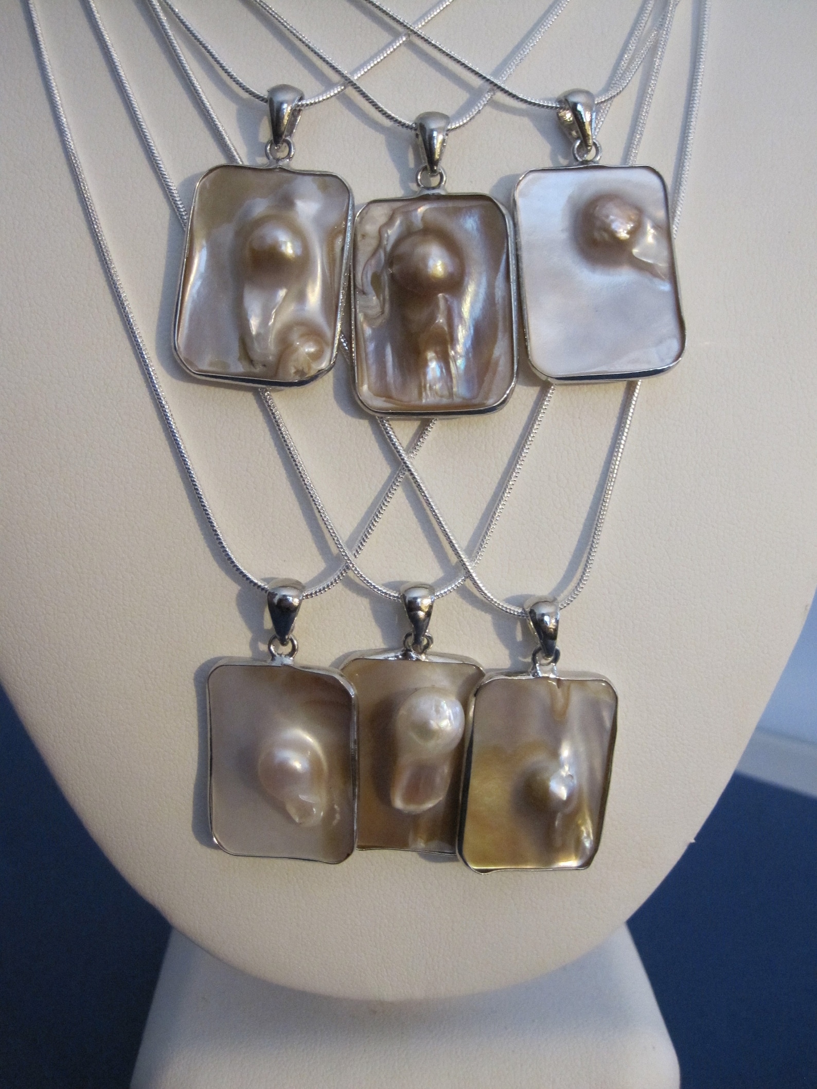 Blister Freshwater Pearl with Leather Necklace main image 1