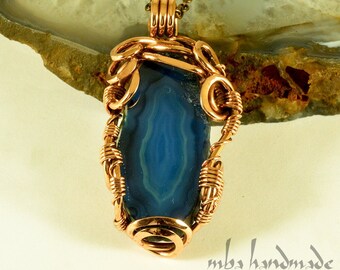 Rebanada de cristal de ágata azul - Colgante envuelto en alambre de cobre puro - Joyería artesanal única