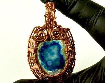 Blue Agate Crystal Slice Copper Wire Wrapped Colgante joyería única por mbahandmade