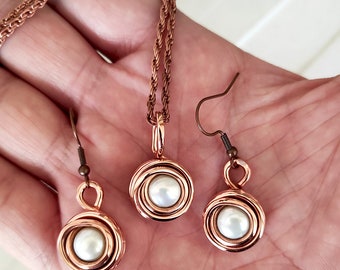 Conjunto de joyería de perla blanca - Colgante y pendientes - Alambre de cobre puro envuelto