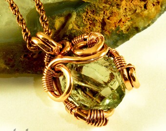 Colgante artesanal de prasiolita (amatista verde) con alambre de cobre y engaste de alambre. Joyería artesanal con gema natural.