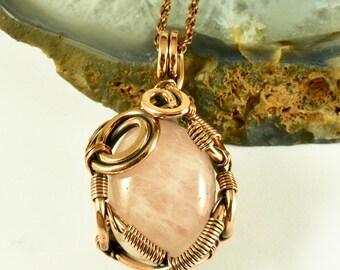 Colgante de cuarzo rosa artesanal: collar de piedras preciosas envuelto en alambre de cobre envejecido