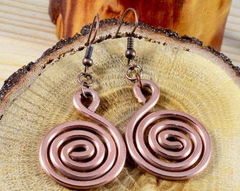 Hamrade kopparspiralörhängen handgjorda av Mba Handmade Jewelry -