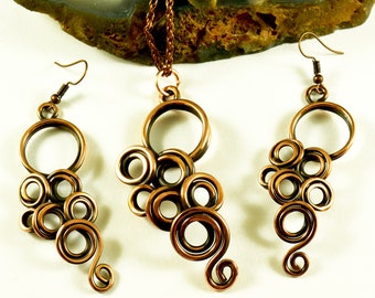 Conjunto de colgante y pendientes hechos a mano con alambre de cobre envejecido envueltos en alambre. Joyería artesanal de MBA.