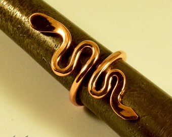 Anillo de serpiente de cobre martillado: joyería espiritual hecha a mano
