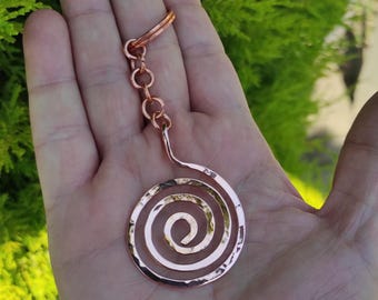 Llavero de cobre puro martillado en espiral - Llavero único - Joyería artesanal hecha a mano