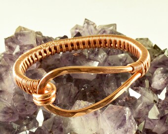 Pulsera de cobre con alambre trenzado - Cobre martillado - Hecha a mano - Joyería artesanal