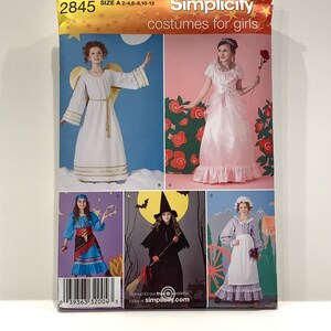 Op de afbeelding: Simplicity naaipatroon nummer 2845 voor meisjeskostuums. Het patroon bevat vijf verschillende kostuums: een engel, een prinses, een zigeunerin, een heks en een pionier. Het patroon is voor de maten 2-4, 6-8 en 10-12.