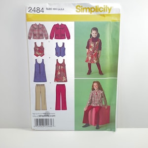 Puede incluir: Patrón de costura Simplicity número 2484 para las tallas HH 3, 4, 5 y 6. El patrón incluye instrucciones para hacer una camisa a cuadros, un chaleco, un vestido y pantalones. El patrón se muestra sobre un fondo blanco con un borde verde.