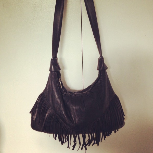 Vintage black leather fringe bag. Soft worn in leather bag. Great shape/ boho bag/ fringe bag/ native bag.