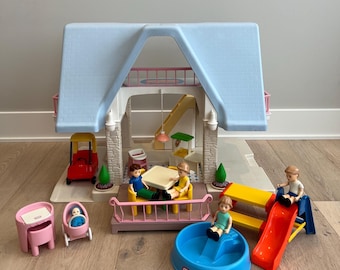 Casa de muñecas Little Tikes vintage de 1989, un acogedor cupé: un icónico automóvil rojo y amarillo, un vehículo de juguete en miniatura retro