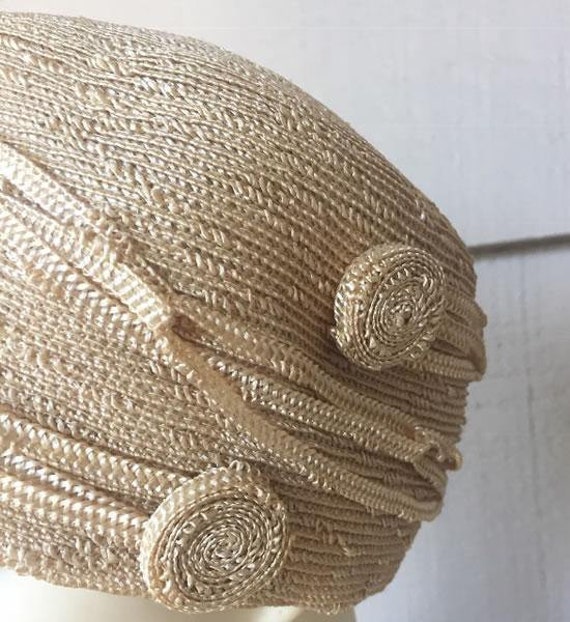 1920's Beige Straw Cloche Hat with Woven Circles - image 9