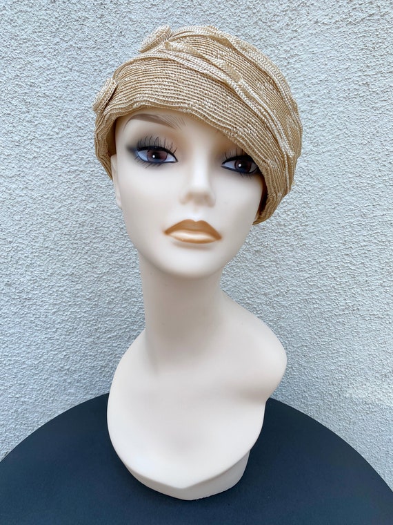 1920's Beige Straw Cloche Hat with Woven Circles