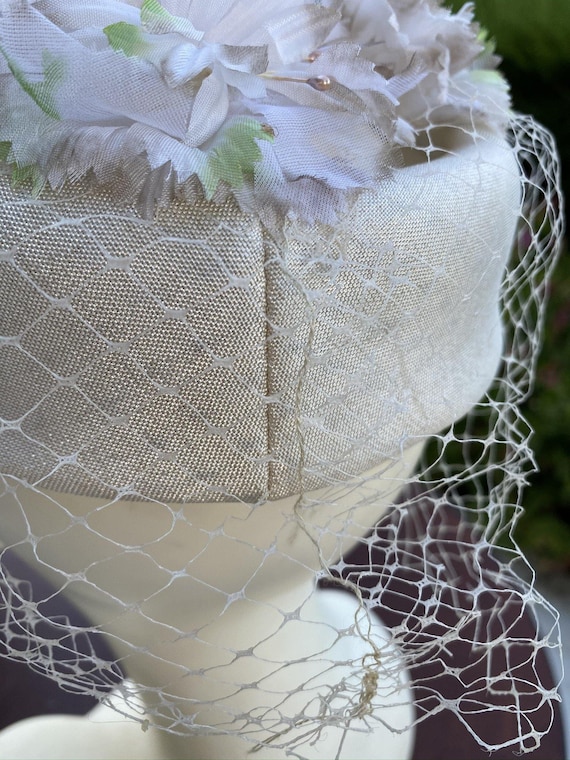 1960's Halo Pillbox Hat with Veil & Flowers - image 7