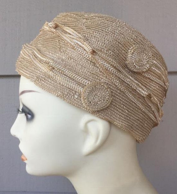 1920's Beige Straw Cloche Hat with Woven Circles - image 7