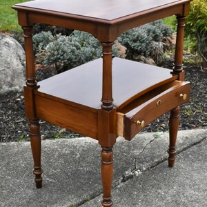 Vintage Statton CherryWood Americana Style Side Table w/Drawer bild 8