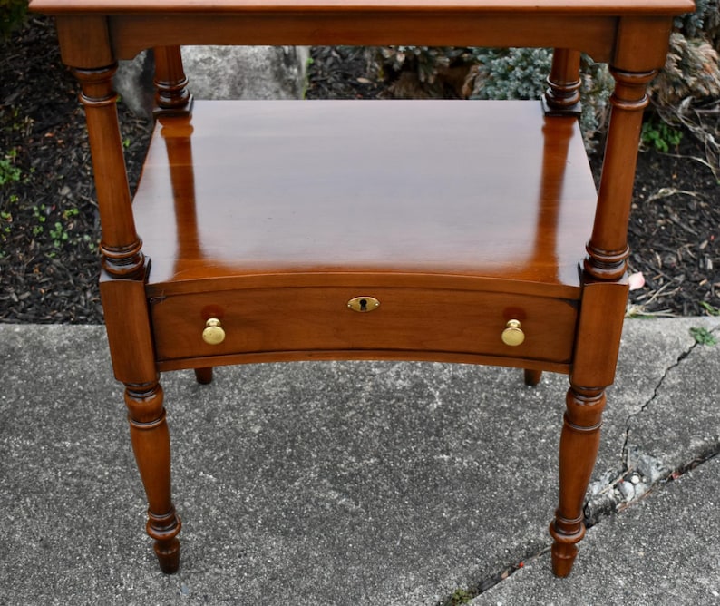 Vintage Statton CherryWood Americana Style Side Table w/Drawer bild 3