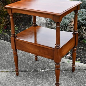 Vintage Statton CherryWood Americana Style Side Table w/Drawer bild 5