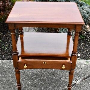 Vintage Statton CherryWood Americana Style Side Table w/Drawer bild 7