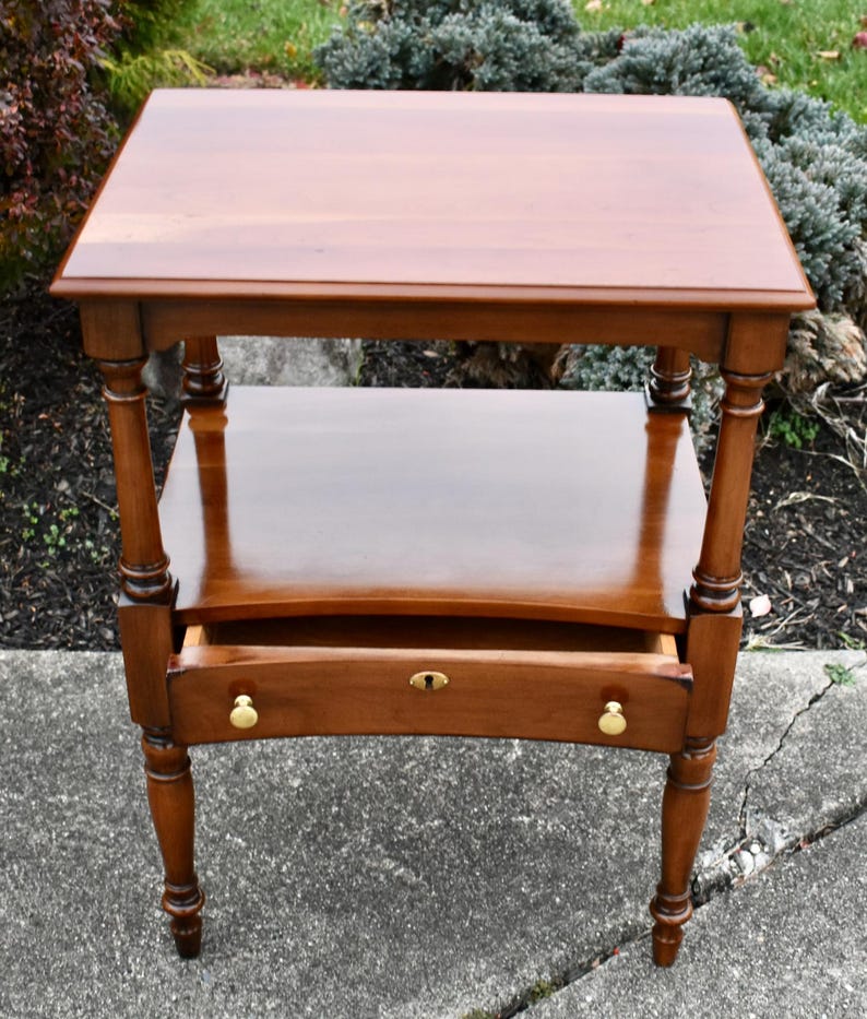 Vintage Statton CherryWood Americana Style Side Table w/Drawer bild 7