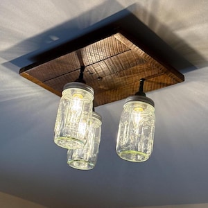 Rustieke schuurhouten halverlichting met vrijmetselaarpot.