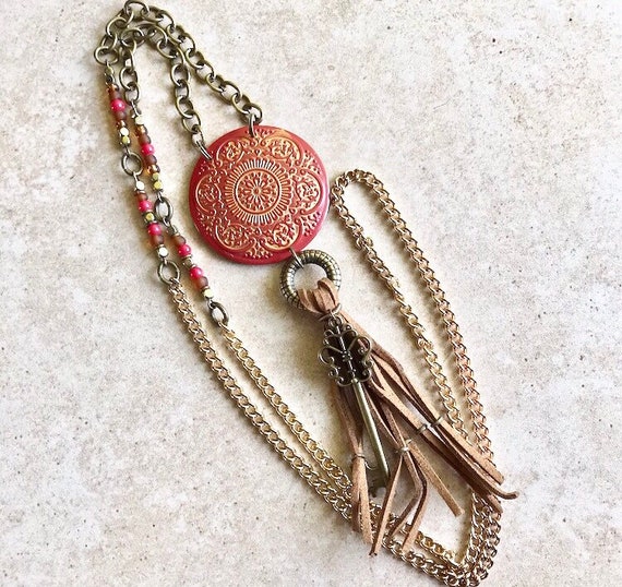 Collana lunga con nappa in pelle: ciondolo con pietra preziosa boho, catena riempita in oro 14k - Italia